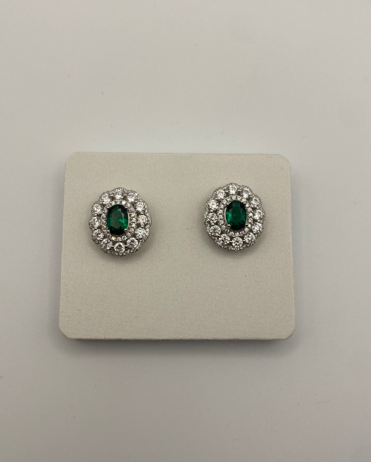 Orecchini Aurora ovali in argento 925 con zircone verde e doppio contorno di zirconi bianchi, vista frontale coppia - Zumpano Gioielli