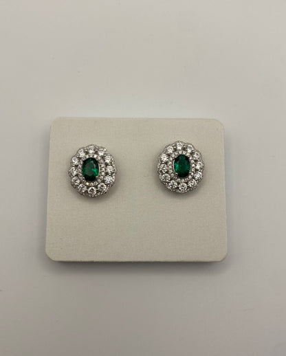 Orecchini Aurora ovali in argento 925 con zircone verde e doppio contorno di zirconi bianchi, vista frontale coppia - Zumpano Gioielli
