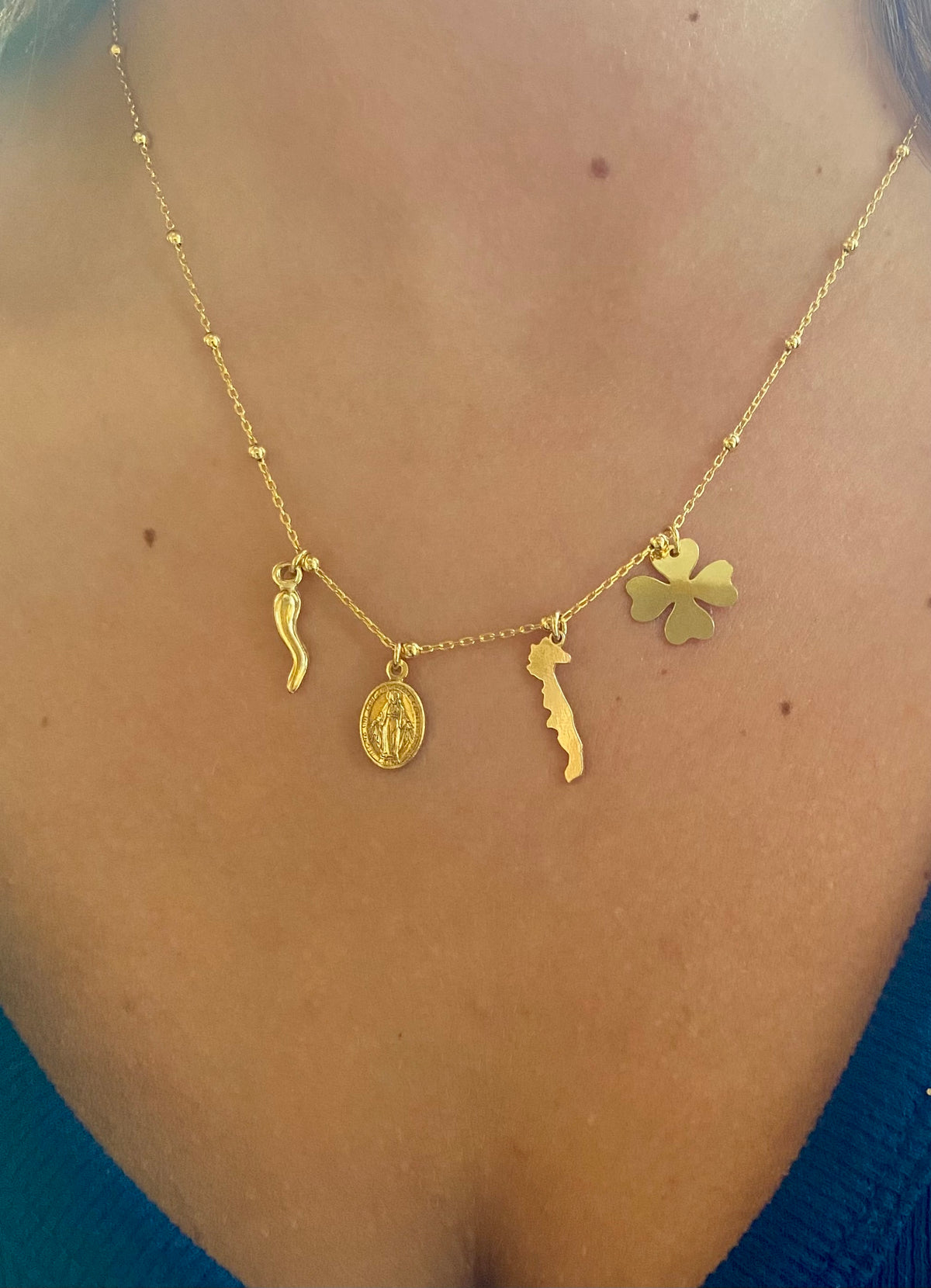 Collana in argento dorato con sagoma della Puglia, Madonnina, peperoncino e quadrifoglio - Zumpano Gioielli