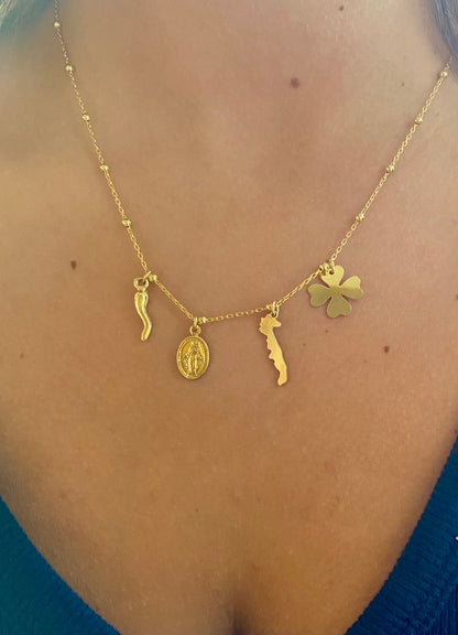 Collana in argento dorato con sagoma della Puglia, Madonnina, peperoncino e quadrifoglio - Zumpano Gioielli