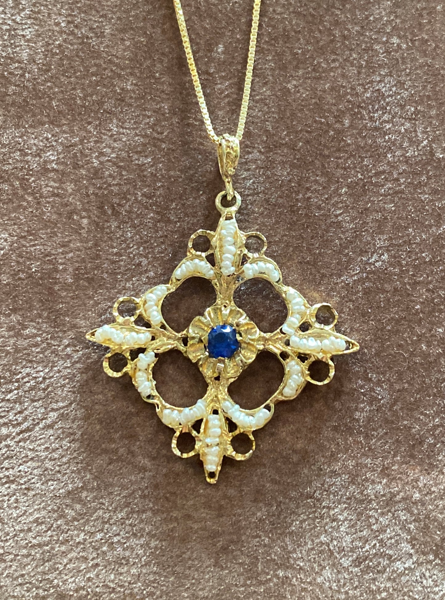 Collana con Ciondolo in argento dorato, pietra Blu e Microperle