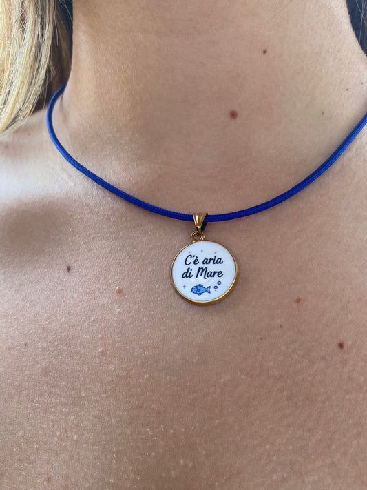 Cordoncino Magnetico blu elettrico con ciondolo "C’è aria di Mare"