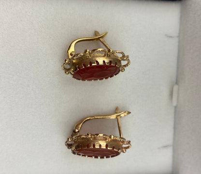 Orecchini vintage in oro 18kt con corniola incisa, gioiello tradizionale calabrese e sardo, vista laterale – Zumpano Gioielli