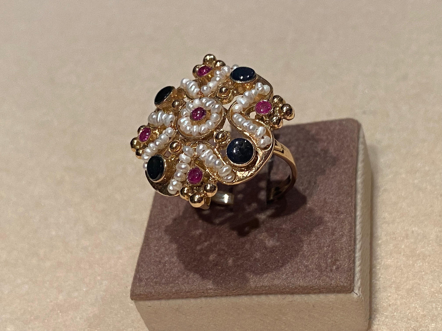 Anello in Oro con Microperline e Pietre Preziose