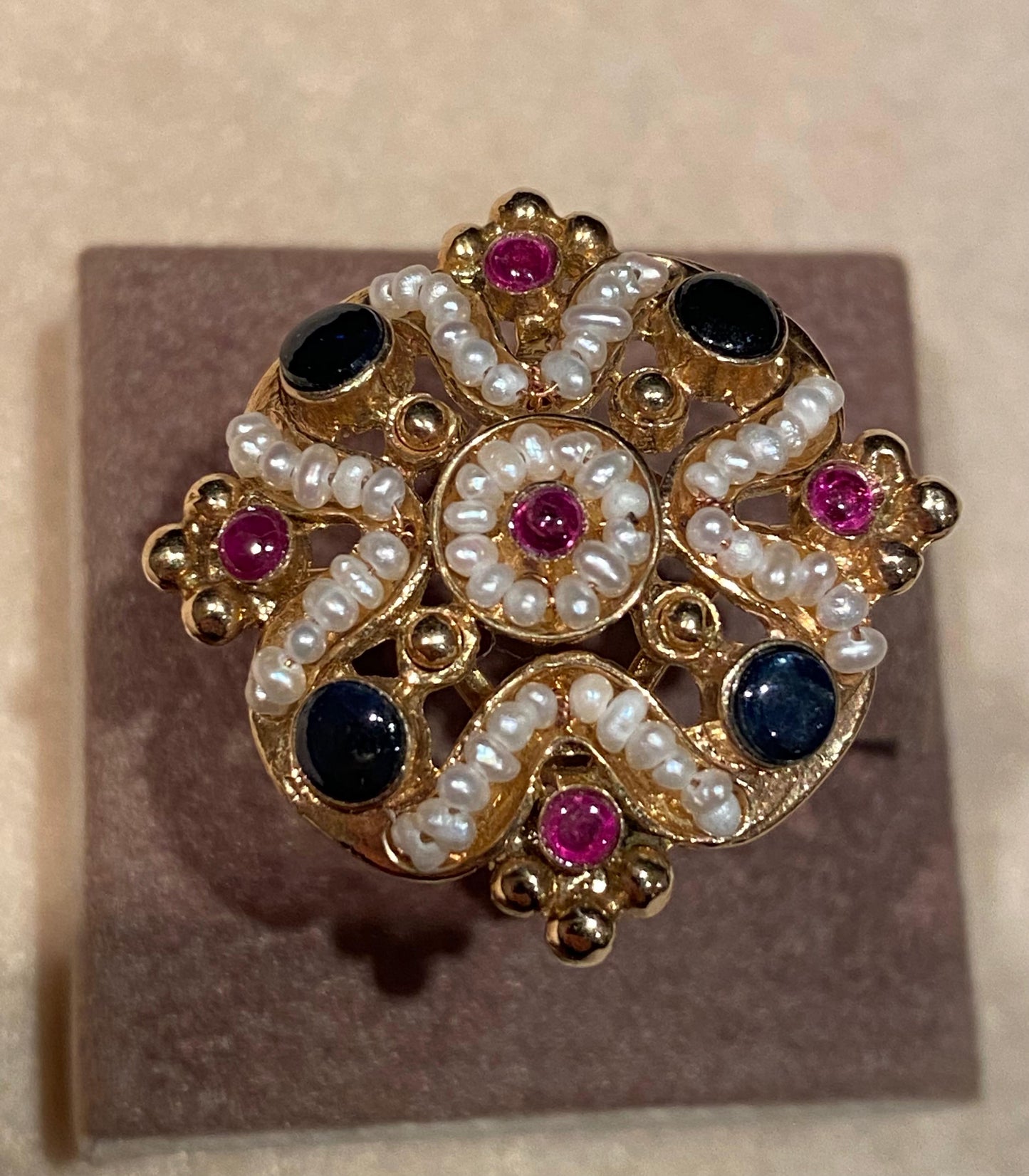 Anello in Oro con Microperline e Pietre Preziose