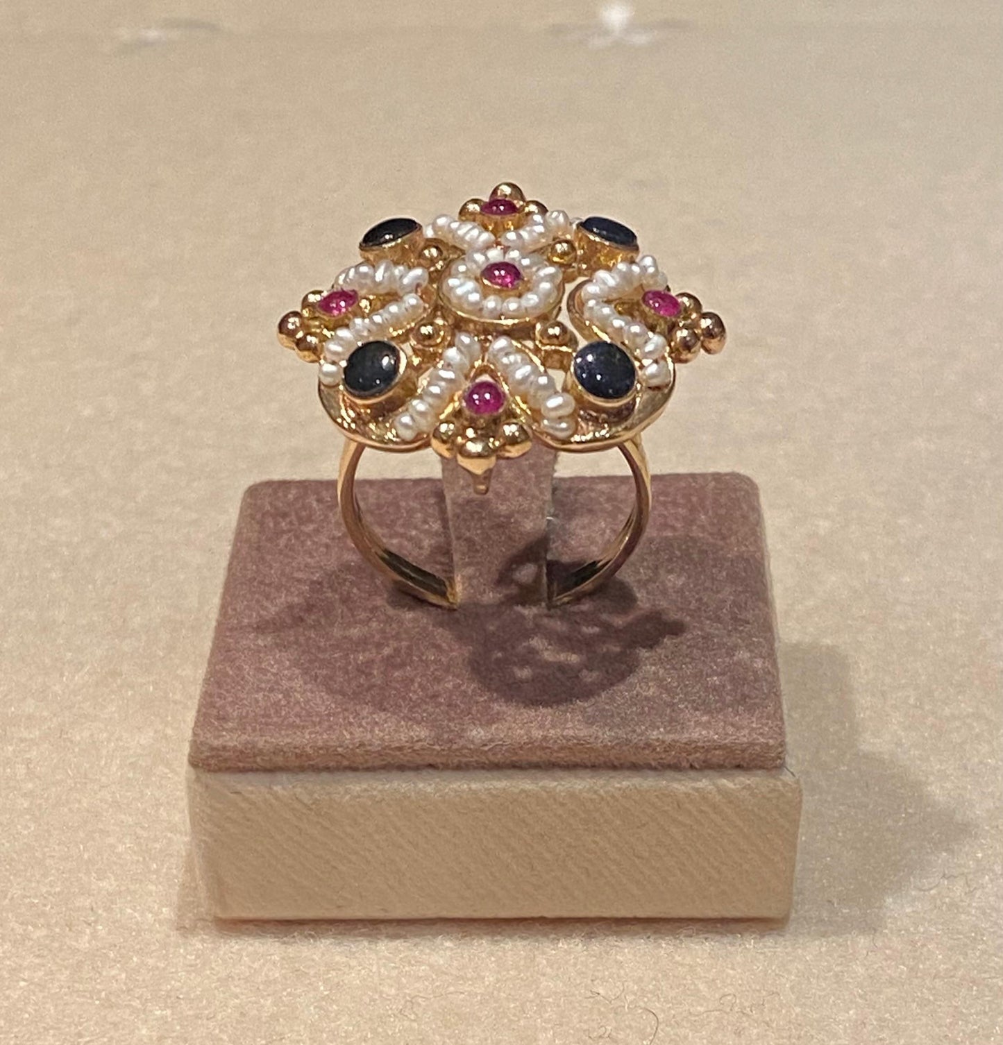 Anello in Oro con Microperline e Pietre Preziose