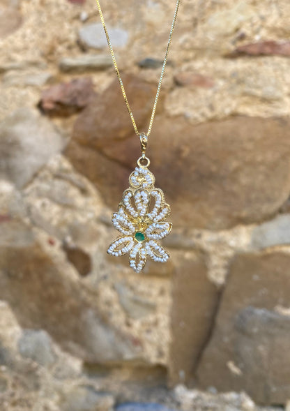 Collana con ciondolo Fiore in argento dorato, pietra verde e Microperle