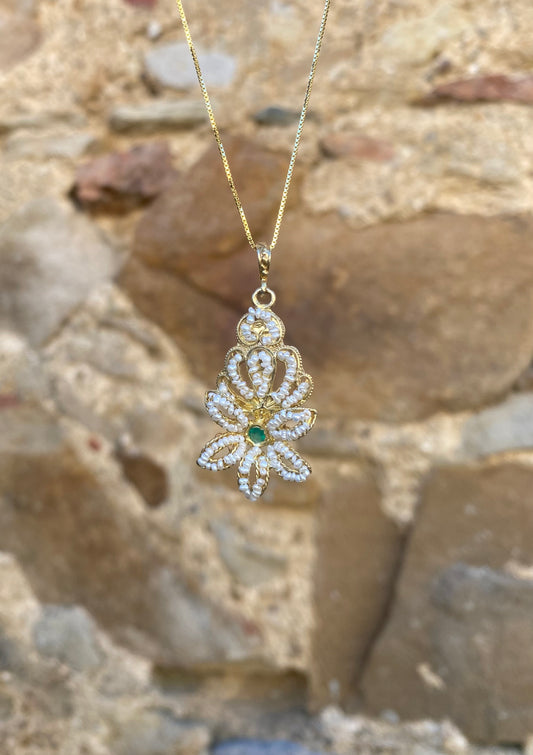 Collana con ciondolo Fiore in argento dorato, pietra verde e Microperle