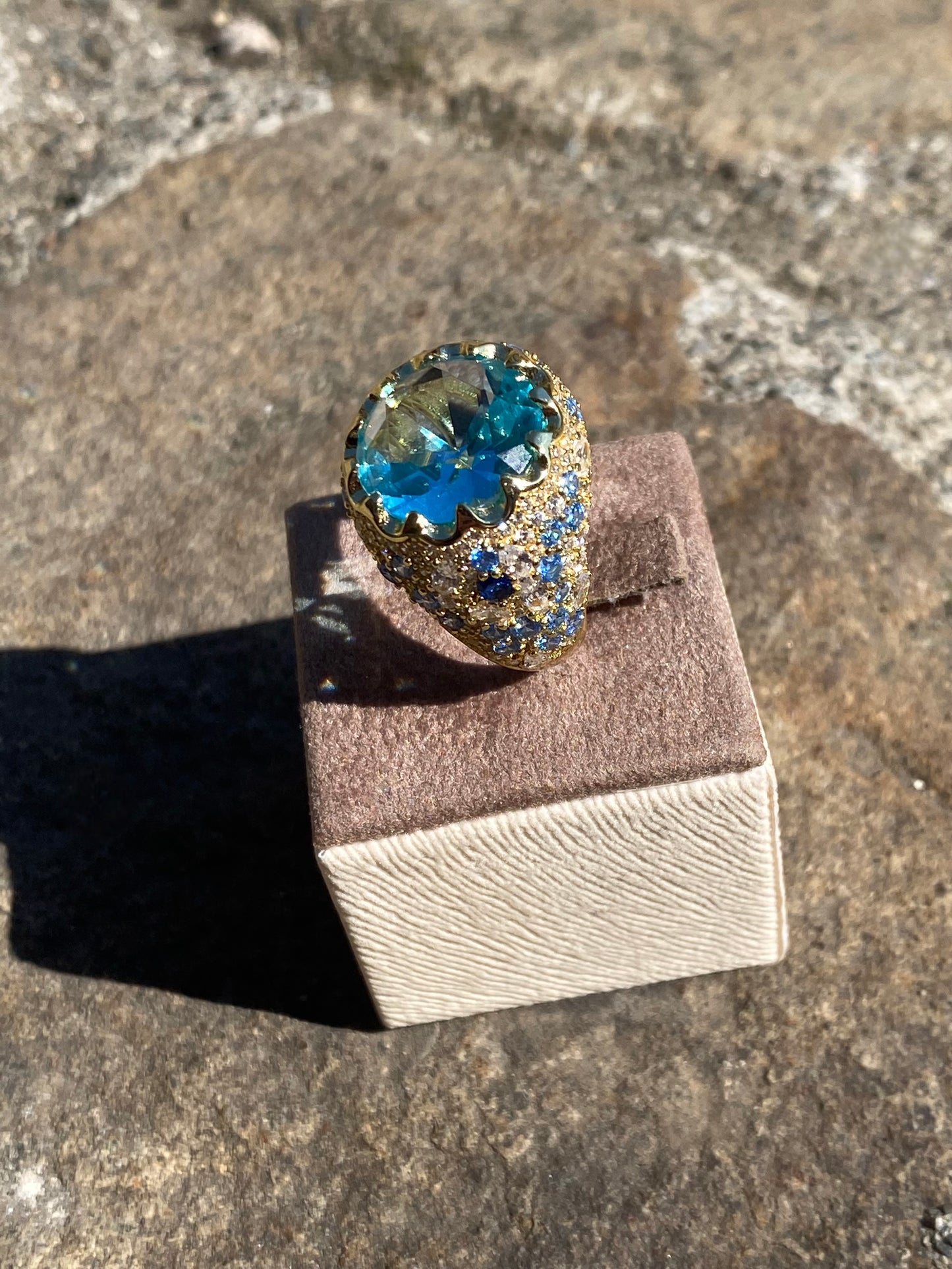 Anello in Argento dorato con grande zircone azzurro e pavè di zirconi