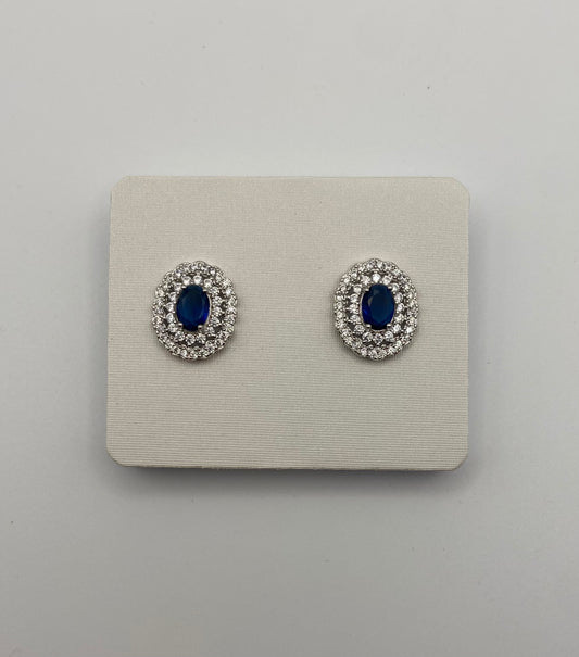 Orecchini Kate ovali in argento 925 con zircone blu e doppio contorno di zirconi bianchi, vista frontale - Zumpano Gioielli