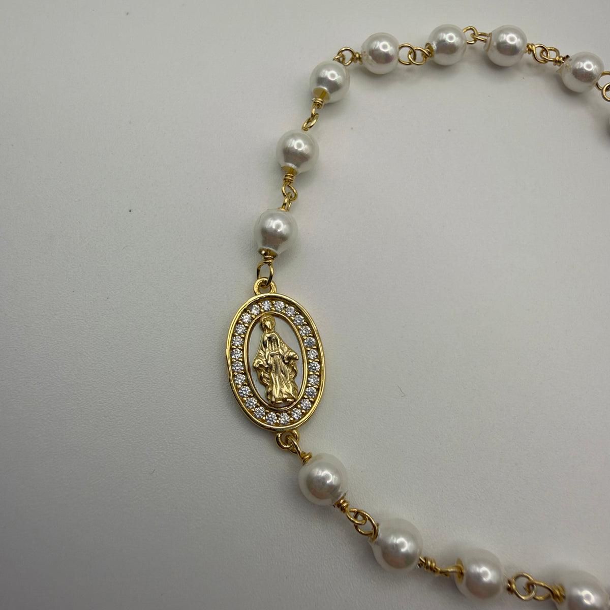 Bracciale Madonna Madreperla in argento 925 dorato e Swarovski, dettaglio - Zumpano Gioielli