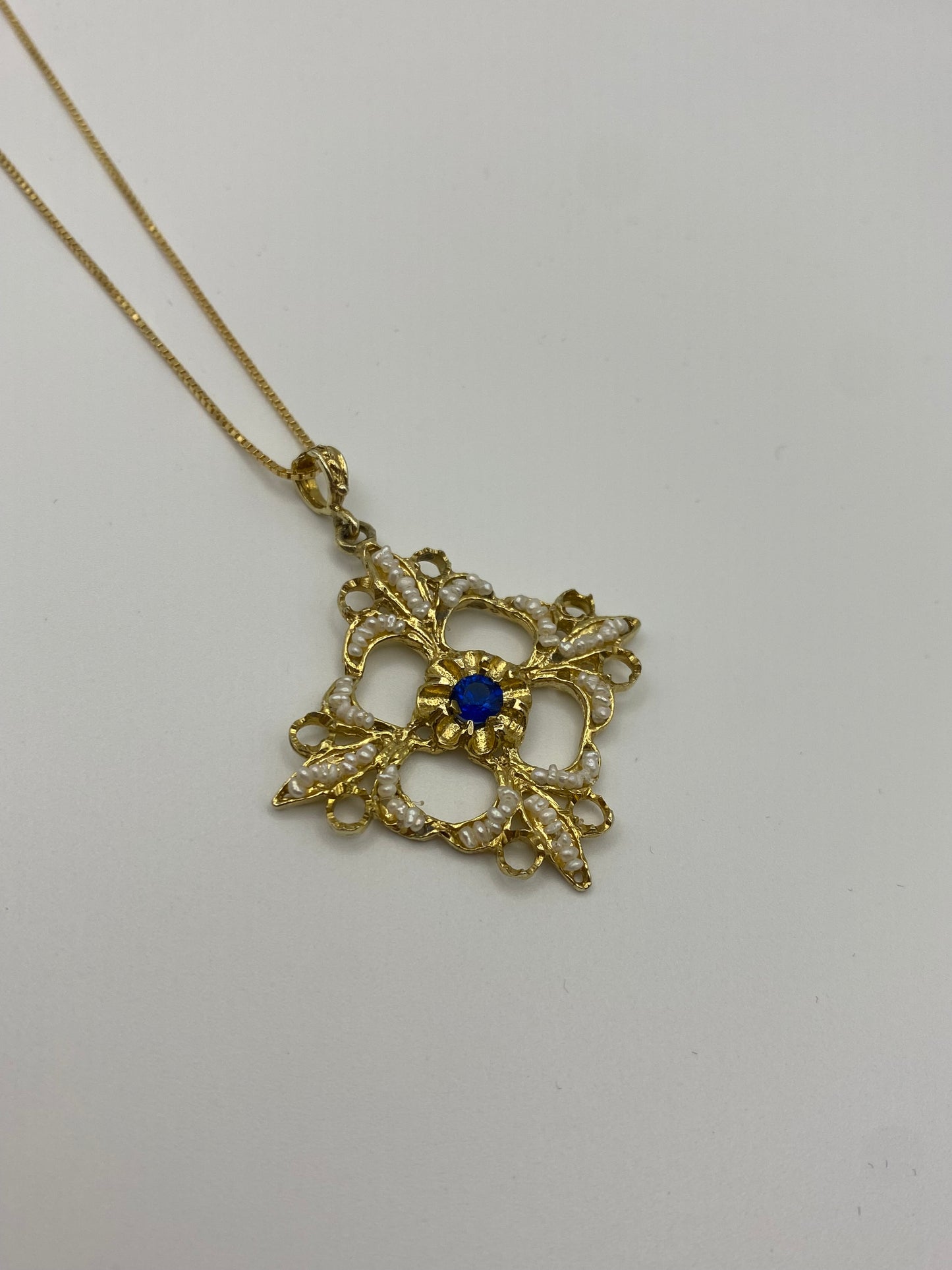 Collana con Ciondolo in argento dorato, pietra Blu e Microperle