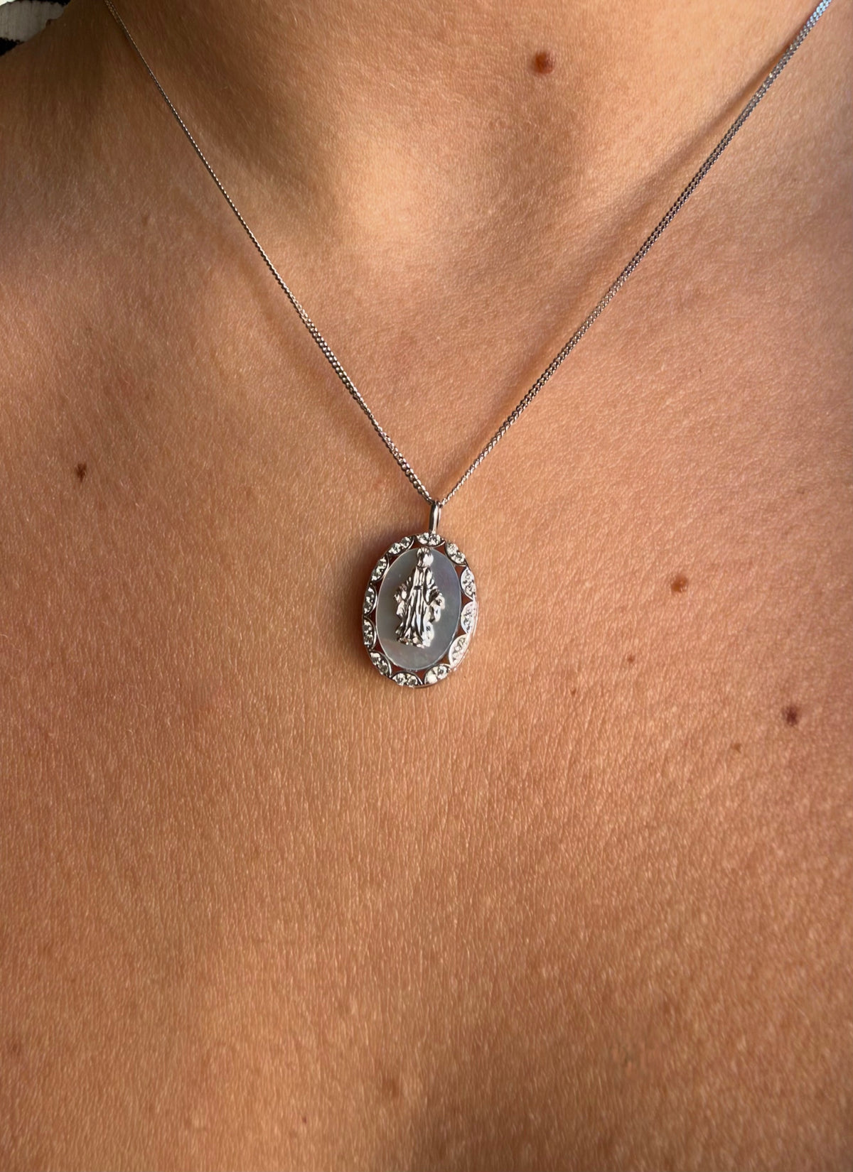 Collana Madonna Miracolosa in argento 925, madreperla e Swarovski - Zumpano Gioielli