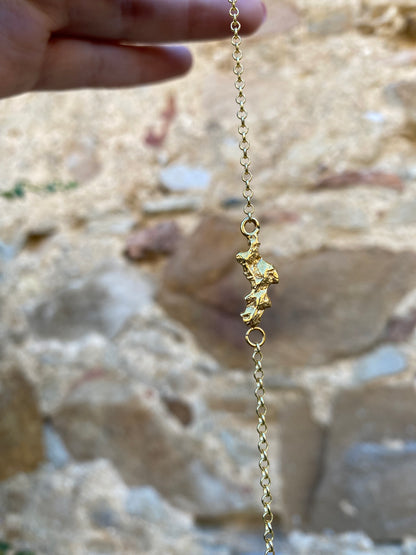Bracciale in argento 925 dorato con sagoma della Calabria e superficie in rilievo, zoom - Zumpano Gioielli