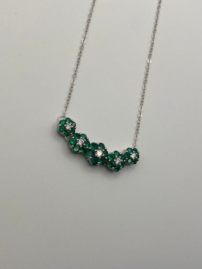 Collana Fiorellini Luminosi in argento 925 con zirconi verdi e bianchi, dettaglio - Zumpano Gioielli