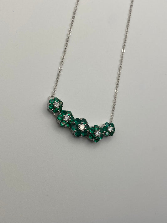 Collana Fiorellini Luminosi in argento 925 con zirconi verdi e bianchi, dettaglio - Zumpano Gioielli