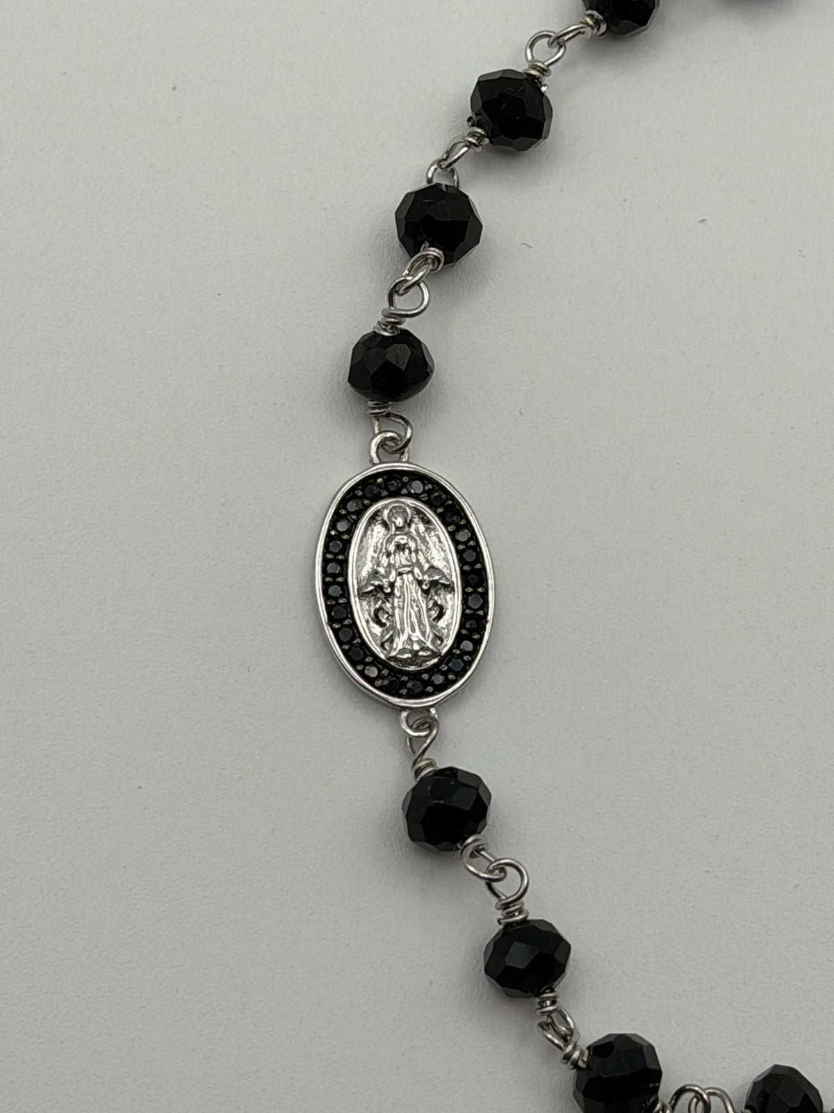 Bracciale Madonna Nero in argento 925, Swarovski e madreperla, dettaglio - Zumpano Gioielli