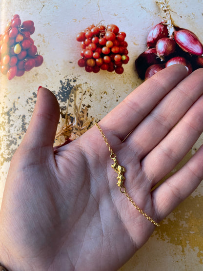 Bracciale in argento 925 dorato con sagoma della Calabria e superficie in rilievo, dettaglio - Zumpano Gioielli
