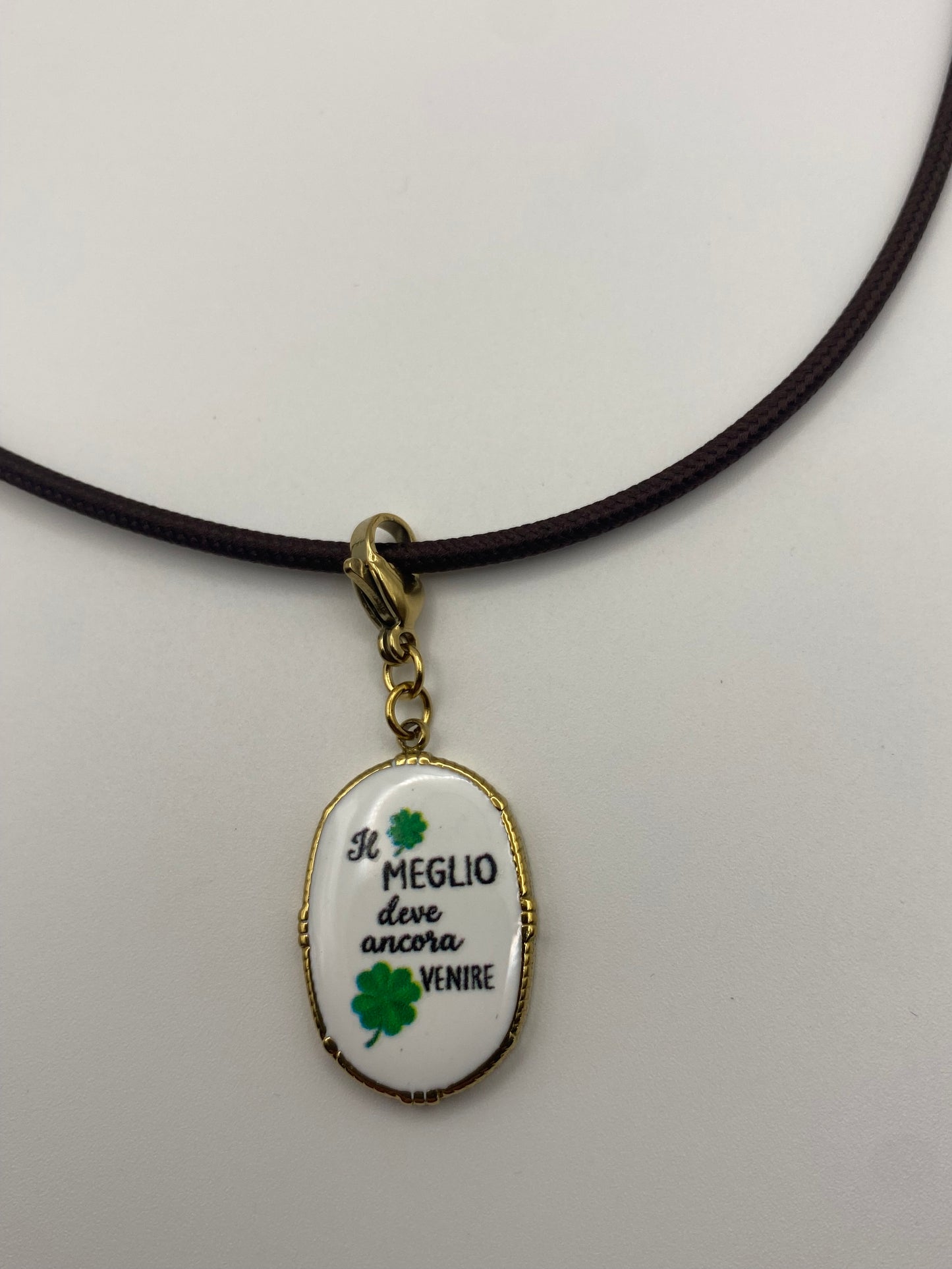Cordoncino Magnetico Marrone con ciondolo "Il meglio deve ancora Venire"