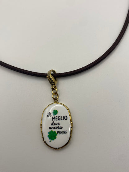 Cordoncino Magnetico Marrone con ciondolo "Il meglio deve ancora Venire"