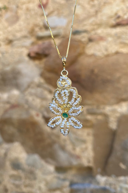 Collana con ciondolo Fiore in argento dorato, pietra verde e Microperle