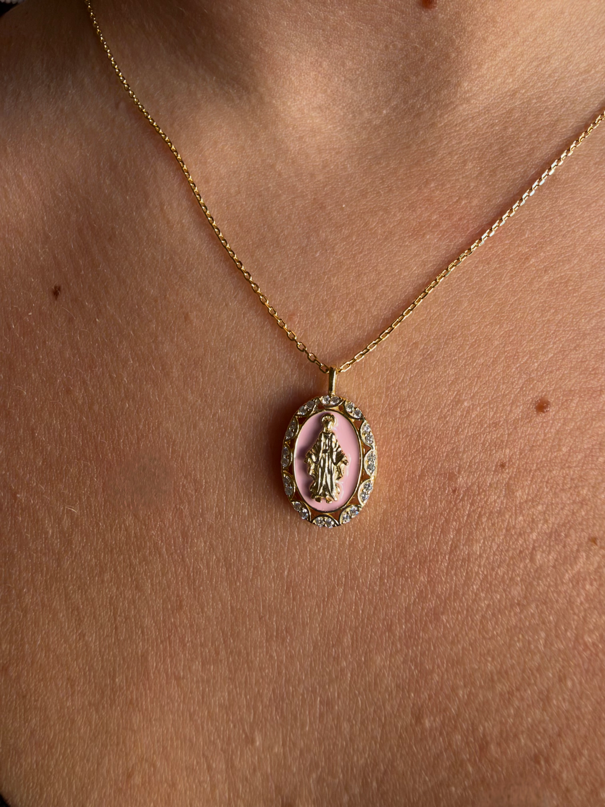 Collana Madonna Miracolosa rosa in argento 925 e Swarovski, indossata - Zumpano Gioielli