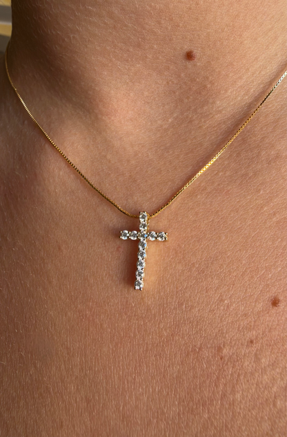 Collana con croce in argento 925 dorato e Swarovski, indossata - Zumpano Gioielli